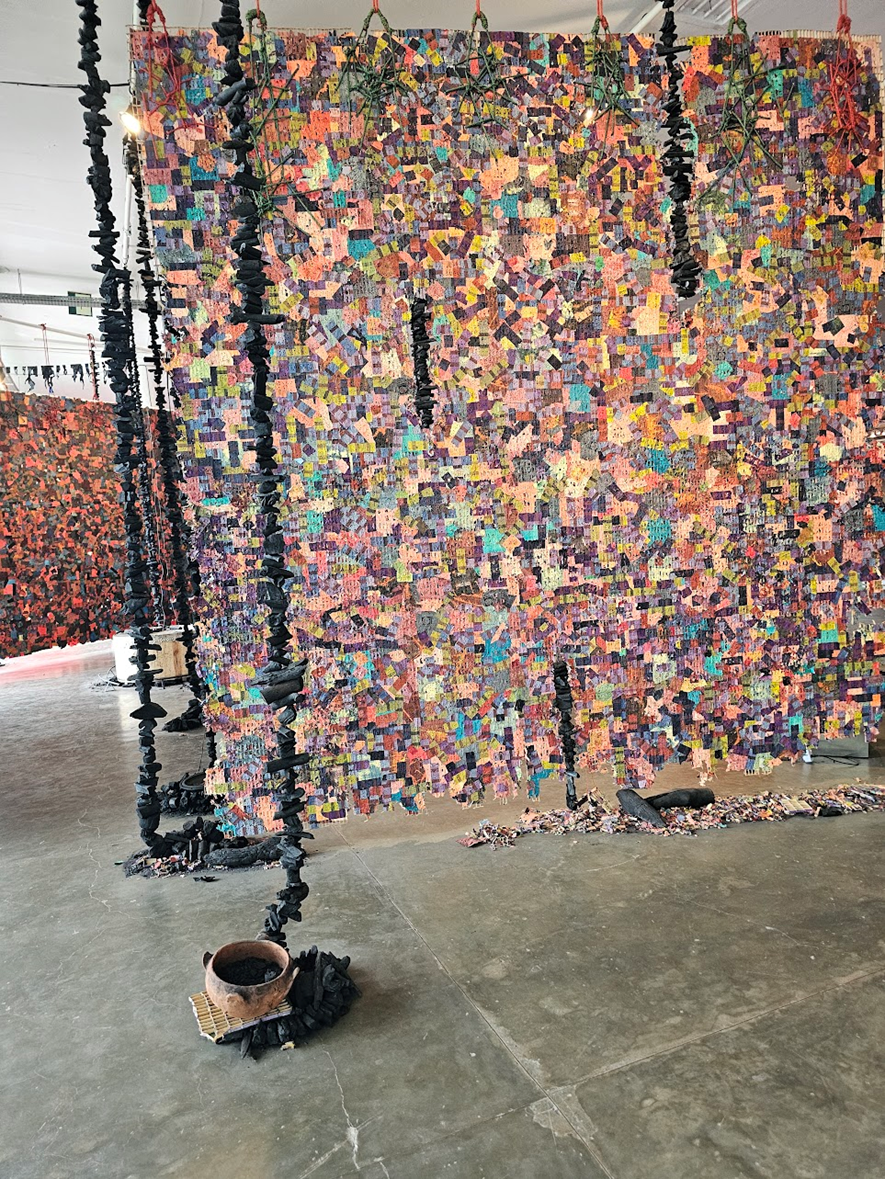 Gostei dessas colunas de carvão na frente do mosaico. Lembra um cortiço, me põe em trabalho manual com altas nuvens de fumaça.