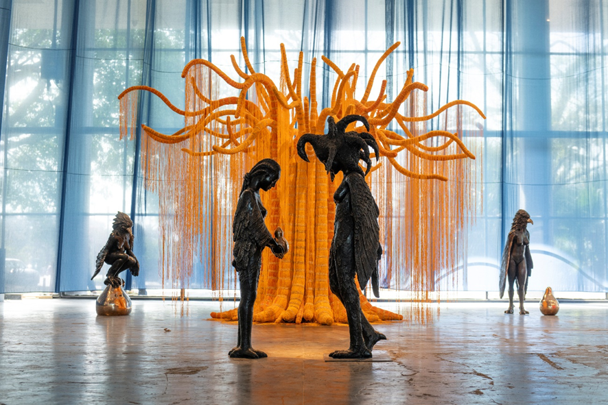 Essas esculturas estavam bem na porta, lugar de honra. Bem evocativas. Essa tirada por fotógrafos profissionais. Créditos: Levi-Fanan