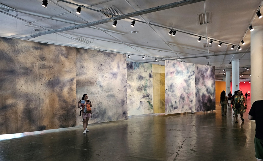 Gostei dos panos de vaquinha. Gostei que você pode andar entre eles, bem pertinho, apreciando texturas pequenas.