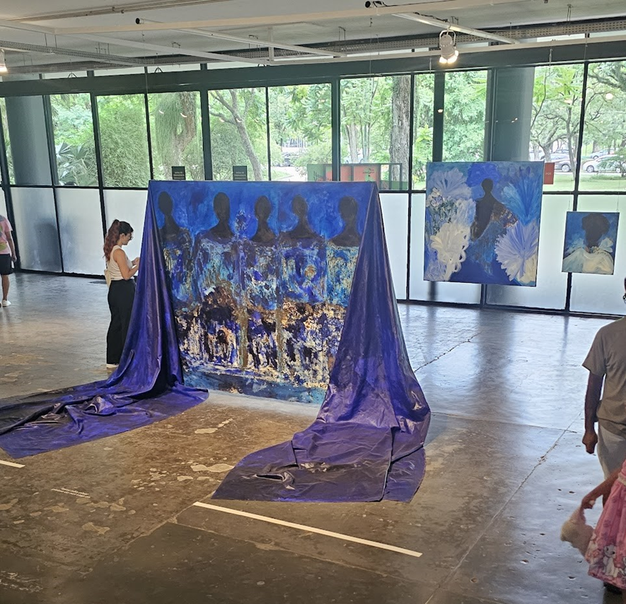 Esse desafia um pouco o que é quadro. Acho que tem um significado importante nos panos estarem postos por cima delas, e caídos no chão, mas não tenho vocabulário nem repertório para chegar lá.